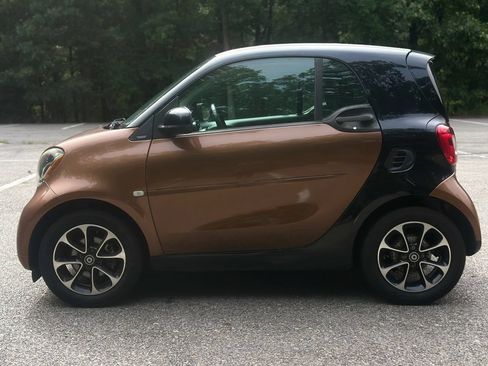 Used 2016 smart fortwo passion RWD image 4