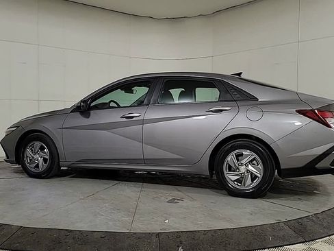 Used 2024 Hyundai Elantra SE image 5