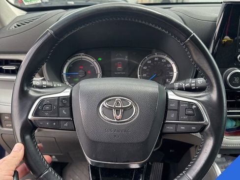 Used 2021 Toyota Highlander LE AWD/4WD image 8