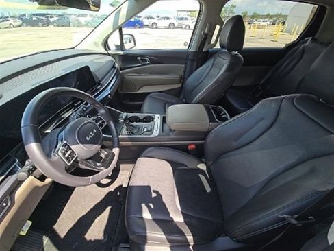 Used 2025 Kia Carnival FWD image 3