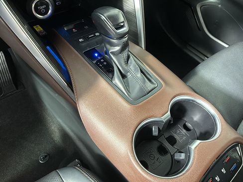 Used 2024 Toyota Venza Limited AWD/4WD image 33