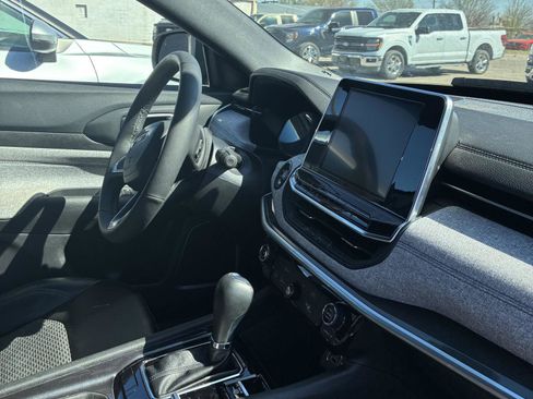 Used 2025 Jeep Compass Latitude image 8