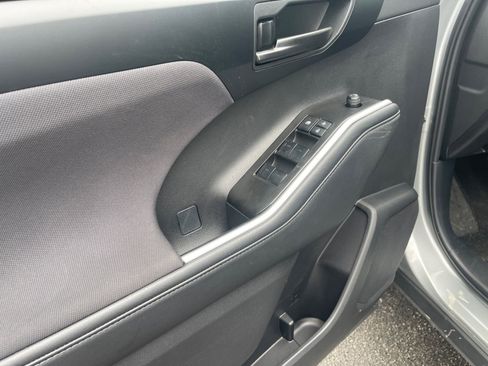 Used 2025 Toyota Highlander LE FWD image 10