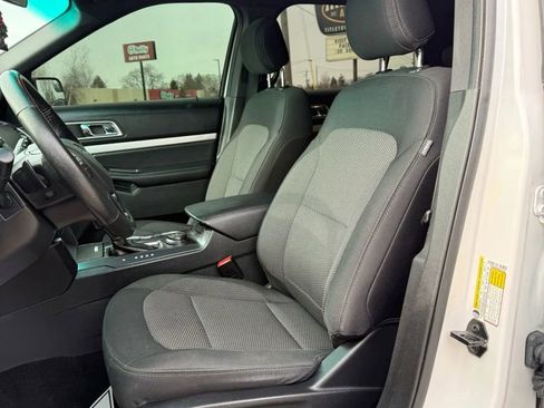 Used 2017 Ford Explorer XLT image 10