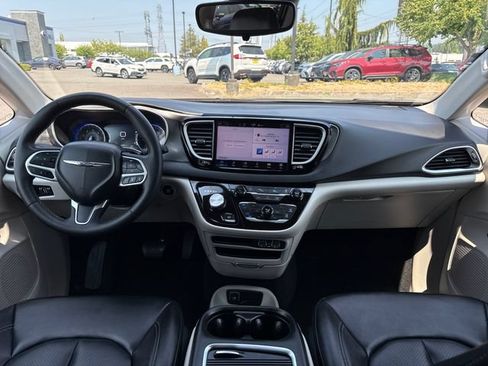 Used 2024 Chrysler Pacifica Touring-L FWD image 11