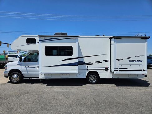 Used 2018 Ford E-450 and Econoline 450 Super Duty w/ Motorhome Prep Package image 5