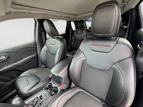 Used 2019 Jeep Cherokee Trailhawk w/ Comfort/Convenience Group AWD/4WD image 19