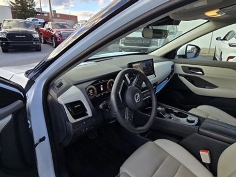 Used 2024 Nissan Rogue SL image 16