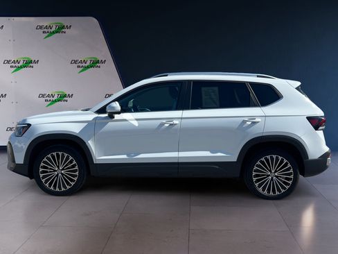 Certified 2025 Volkswagen Taos SE w/ Panoramic Sunroof Package image 5