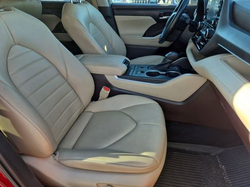 Used 2022 Toyota Highlander XLE AWD/4WD image 25