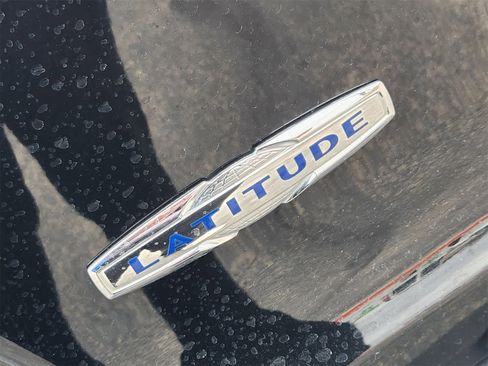 Used 2019 Jeep Cherokee Latitude w/ Popular Appearance Group image 11