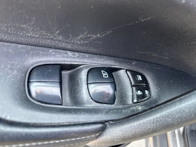 Used 2019 Nissan Rogue SV AWD/4WD image 16