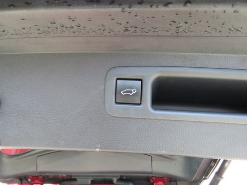 Used 2020 Toyota Highlander XLE AWD/4WD image 19