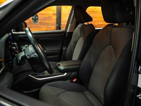 Used 2024 Toyota Highlander LE image 10