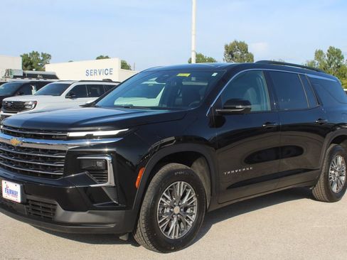 Used 2025 Chevrolet Traverse LT w/ Driver Confidence Package FWD image 3