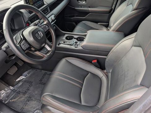 Used 2025 Honda Pilot TrailSport image 12