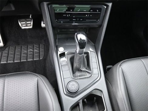 Used 2022 Volkswagen Tiguan SE R-Line image 32