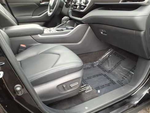 Certified 2023 Toyota Highlander XLE image 5