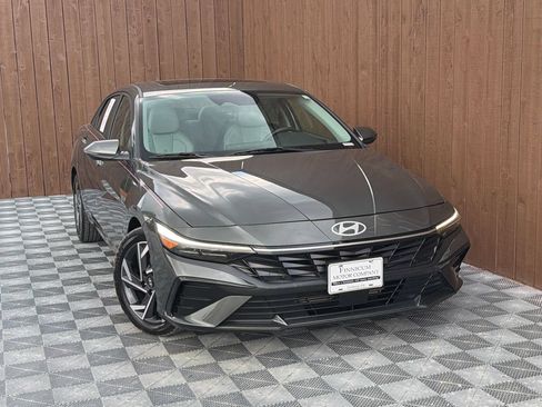 Used 2025 Hyundai Elantra Limited FWD image 12