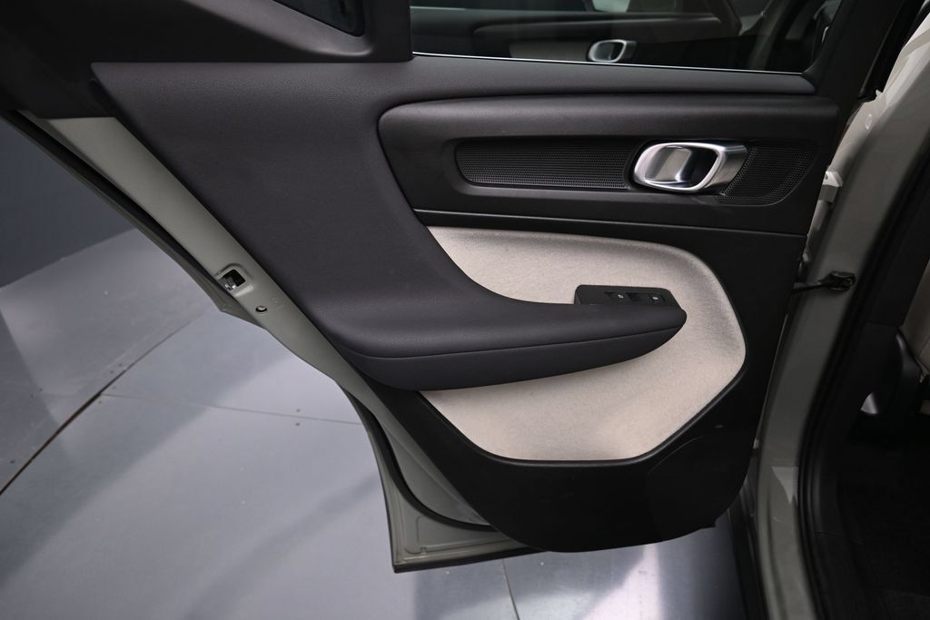 Used 2023 Volvo XC40 B5 Plus AWD/4WD image 30