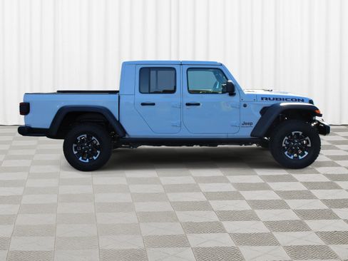 Used 2026 Jeep Gladiator Rubicon w/ Technology Group AWD/4WD image 32
