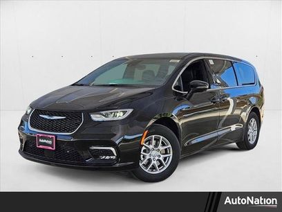 New 2025 Chrysler Pacifica Select w/ Uconnect Theater Family Group