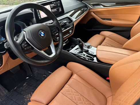 Used 2023 BMW 530e w/ Convenience Package image 11
