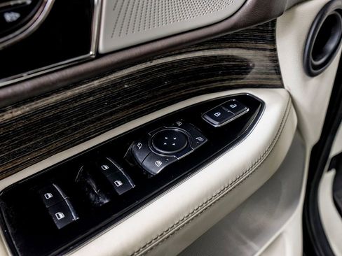 Used 2020 Lincoln Navigator Black Label w/ Cargo Convenience Package image 37