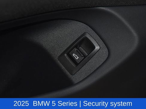 Used 2025 BMW 530i xDrive w/ Premium Package image 23