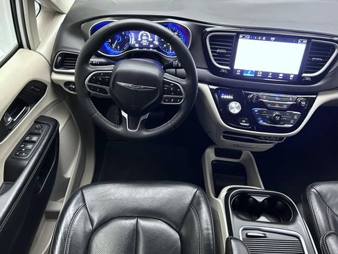 Used 2022 Chrysler Pacifica Touring-L FWD image 14