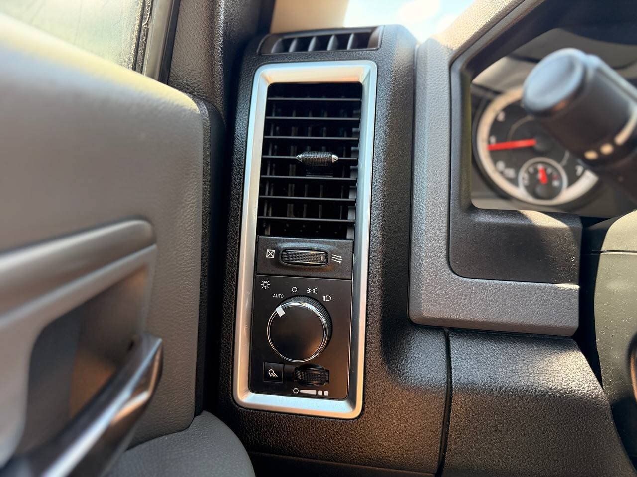 Used 2019 RAM 1500 Classic SLT RWD image 23