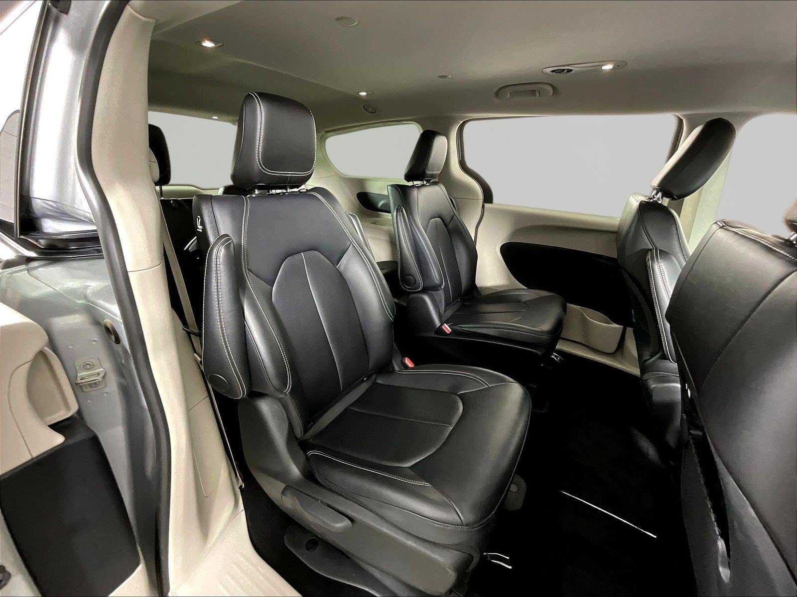 Used 2024 Chrysler Pacifica Limited FWD image 25