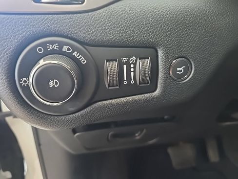 Used 2019 Jeep Cherokee Limited AWD/4WD image 16