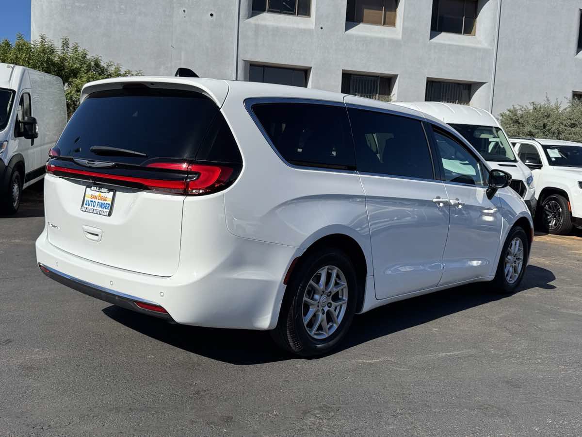 Used 2026 Chrysler Pacifica Select FWD image 13