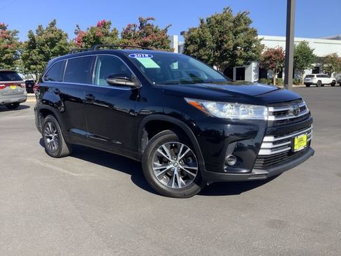 Used 2018 Toyota Highlander LE FWD image 2