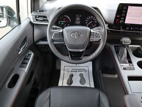 Used 2022 Toyota Sienna XSE image 10