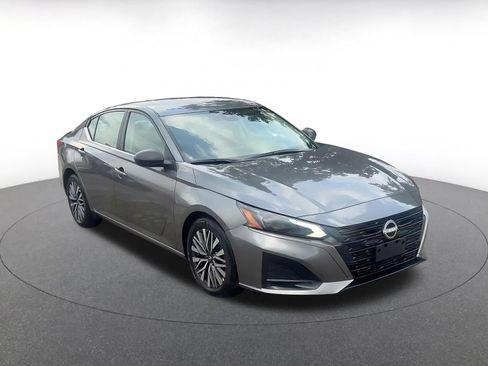 Used 2026 Nissan Altima 2.5 SV FWD image 3