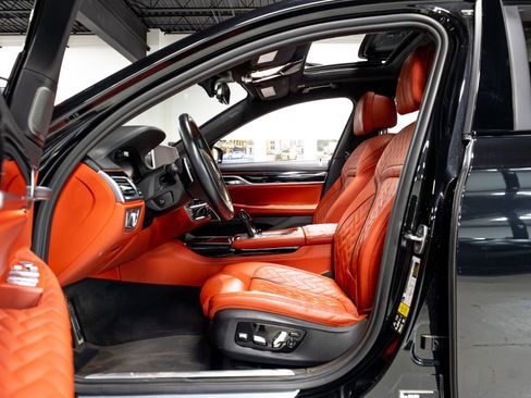 Used 2022 BMW M760i xDrive image 5