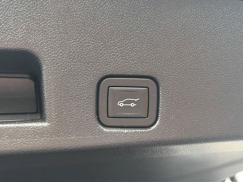 Used 2025 Chevrolet Traverse LT FWD image 16