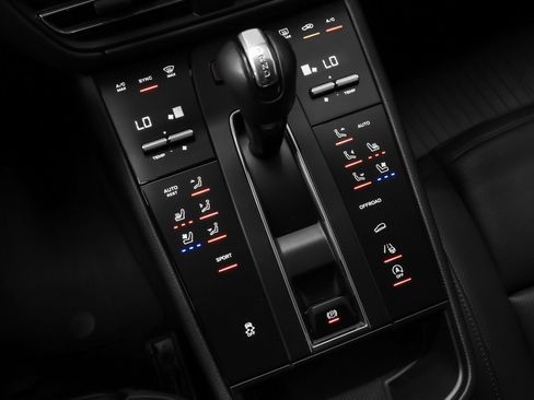 Certified 2024 Porsche Macan AWD/4WD image 34