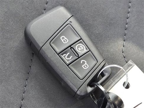 New 2026 Volkswagen Taos SE image 16