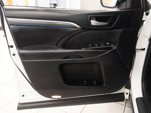 Used 2018 Toyota Highlander SE image 18