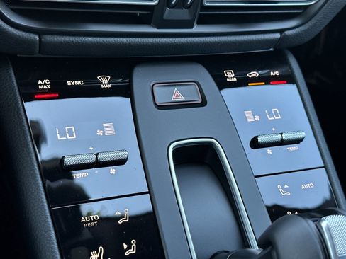 Certified 2025 Porsche Macan AWD/4WD image 23