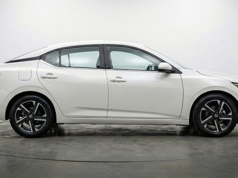 Used 2025 Nissan Sentra SV FWD image 11