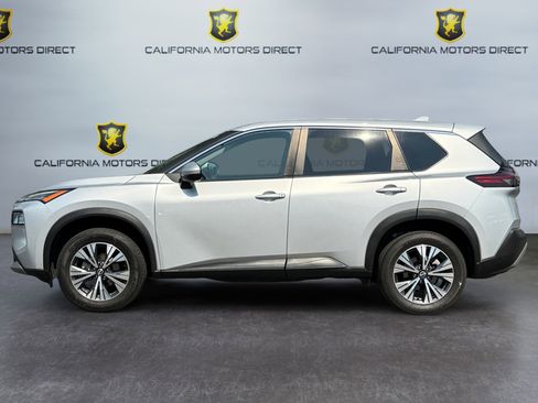 Used 2022 Nissan Rogue SV image 2