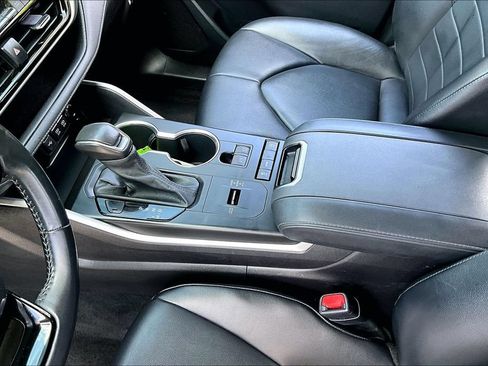 Used 2021 Toyota Highlander XLE FWD image 18