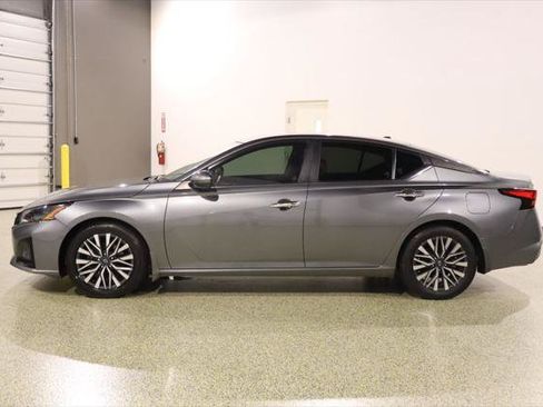 Used 2023 Nissan Altima 2.5 SV w/ SV Premium Package FWD image 5