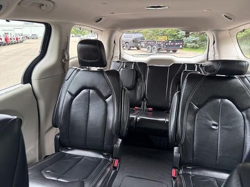 Used 2022 Chrysler Pacifica Touring-L w/ Uconnect Theater Family Group AWD/4WD image 35