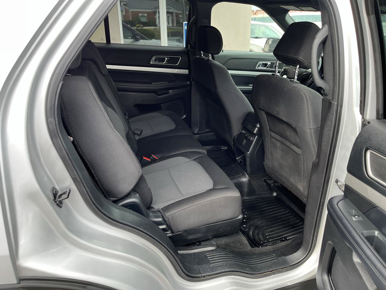 Used 2017 Ford Explorer XLT w/ Equipment Group 201A AWD/4WD image 27