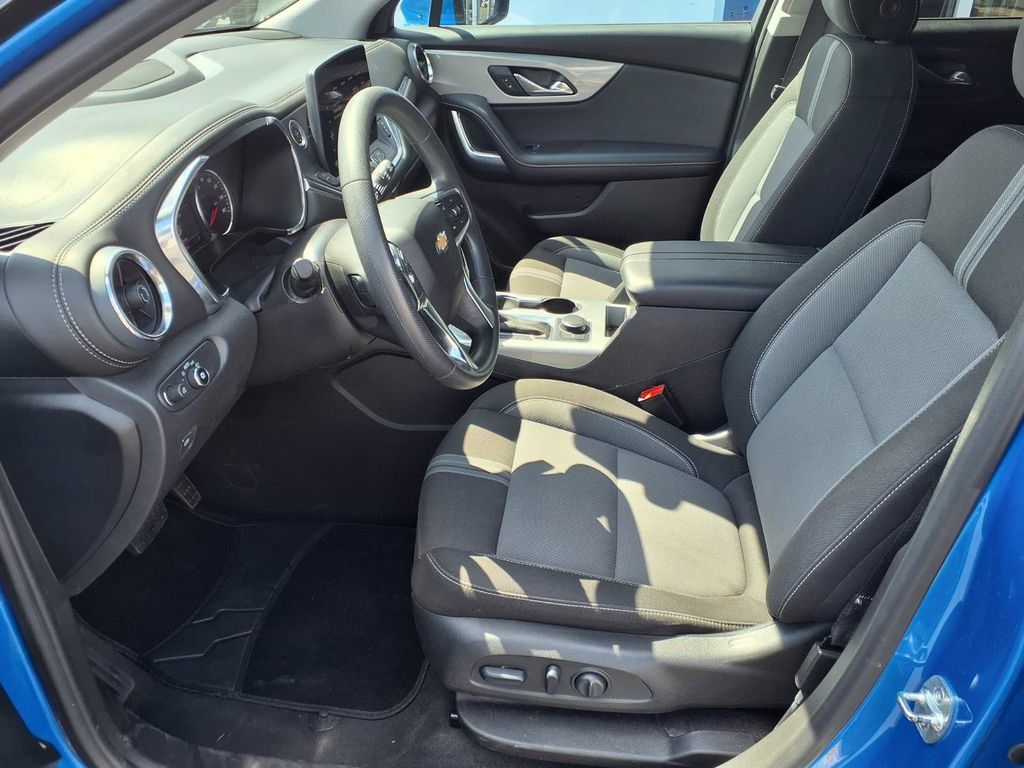 Used 2025 Chevrolet Blazer LT FWD image 19